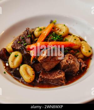 Gourmet-Gnocchi-Gericht mit Rinderragu Stockfoto