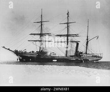 Vintage-Antarktis-Foto von Herbert George Ponting um 1911, die Terra Nova, im Antarktischen Ozean verankert Stockfoto