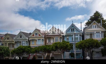 Die Painted Ladies, eine Reihe von wunderschönen und farbenfrohen viktorianischen Häusern in San Francisco, Kalifornien, USA. Stockfoto