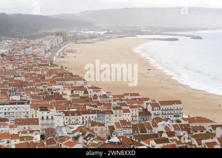 Blick von oben auf die Straßen mit weißen Häusern und orangefarbenen Ziegeldächern Stockfoto