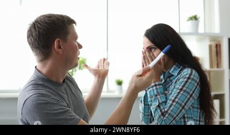 Mann verteilt das Mädchen mit Schwangerschaftstest an der Vorderseite der Hände Stockfoto