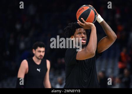 Belgrad, Serbien, 29. Februar 2023. Dan Oturu von Anadolu Efes Istanbul wärmt sich während des Spiels der Turkish Airlines EuroLeague 2023/2024 auf, in der Runde 27 zwischen Partizan Mozzart Bet Belgrad und Anadolu Efes Istanbul in der stark Arena in Belgrad, Serbien. Februar 2023. Quelle: Nikola Krstic/Alamy Stockfoto