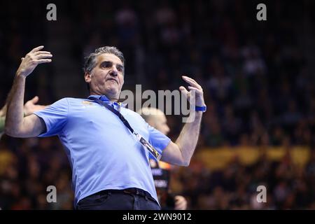 Magdeburg, Deutschland. Februar 2024. Handball: Champions League, SC Magdeburg - FC Barcelona, Gruppenphase, Gruppe B, Spieltag 13, GETEC Arena. Barcelona-Trainer Antonio Carlos Ortega Perez reagiert am Rande. Quelle: Ronny Hartmann/dpa/Alamy Live News Stockfoto