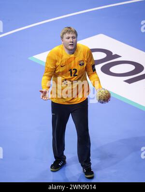 Magdeburg, Deutschland. Februar 2024. Handball: Champions League, SC Magdeburg - FC Barcelona, Gruppenphase, Gruppe B, Spieltag 13, GETEC Arena. Barcelonas Torhüter Emil Nielsen reagiert. Quelle: Ronny Hartmann/dpa/Alamy Live News Stockfoto