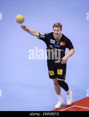 Magdeburg, Deutschland. Februar 2024. Handball: Champions League, SC Magdeburg - FC Barcelona, Gruppenphase, Gruppe B, Spieltag 13, GETEC Arena. Magdeburgs Janus Dadi Smarason spielt den Ball. Quelle: Ronny Hartmann/dpa/Alamy Live News Stockfoto