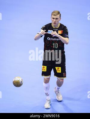 Magdeburg, Deutschland. Februar 2024. Handball: Champions League, SC Magdeburg - FC Barcelona, Gruppenphase, Gruppe B, Spieltag 13, GETEC Arena. Magdeburgs Gisli Kristjansson spielt den Ball. Quelle: Ronny Hartmann/dpa/Alamy Live News Stockfoto