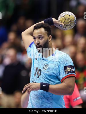 Magdeburg, Deutschland. Februar 2024. Handball: Champions League, SC Magdeburg - FC Barcelona, Gruppenphase, Gruppe B, Spieltag 13, GETEC Arena. Barcelonas Timothey N'Guessan spielt den Ball. Quelle: Ronny Hartmann/dpa/Alamy Live News Stockfoto