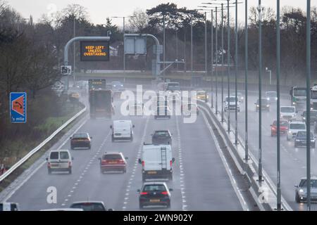 Datchet, Berkshire, Großbritannien. März 2024. Es war ein gefährlicher Morgen für Fahrer auf der M4 Smart Motorway in Datchet, Berkshire, wegen des Sprühnebels und des strömenden Regens nach starkem nächtlichem Regen. Es wird gefordert, dass die Fahrer Fahrstunden auf Autobahnen machen, bevor sie ihre Fahrprüfungen ablegen. Quelle: Maureen McLean/Alamy Live News Stockfoto