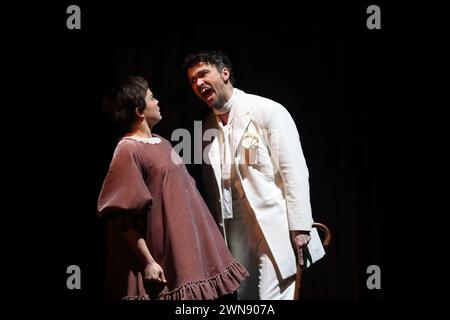 Via Jikeli als Alice und Aleksandar Radenkovic als Hase während der Fotoprobe für das Stück Alice im Wunderland im Maxim Gorki Theater in Berlin, 29. Februar 2024. // Nach Lewis Carroll. Regie Oliver Frljic. Bühne Igor Pauska. Kostüme Jelena Miletic und Janja Valjarevic. Premiere ist am 2. März 2024. Maxim Gorki Theater Berlin Alice im Wunderland *** Via Jikeli als Alice und Aleksandar Radenkovic als Kaninchen während der Fotoprobe für das Stück Alice im Wunderland im Maxim Gorki Theater in Berlin, 29. Februar 2024 nach Lewis Carroll unter der Regie von Oliver Frljic Set von Igor Pauska Kostüm Stockfoto