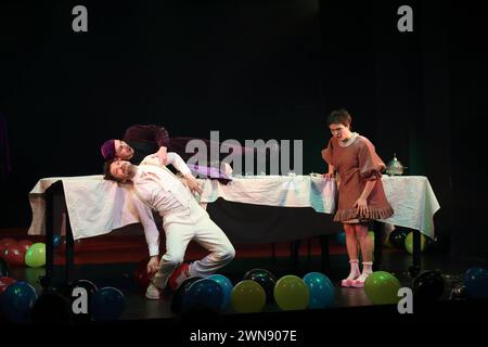 Aleksandar Radenkovic als Hase, Elias Arens als Hutmacher und Via Jikeli als Alice, v.l., während der Fotoprobe für das Stück Alice im Wunderland im Maxim Gorki Theater in Berlin, 29. Februar 2024. // Nach Lewis Carroll. Regie Oliver Frljic. Bühne Igor Pauska. Kostüme Jelena Miletic und Janja Valjarevic. Premiere ist am 2. März 2024. Maxim Gorki Theater Berlin Alice im Wunderland *** Aleksandar Radenkovic als Kaninchen, Elias Arens als Hatter und Via Jikeli als Alice, f l, während der Fotoprobe für das Stück Alice im Wunderland im Maxim Gorki Theater in Berlin, 29. Februar 2024 basierend auf Stockfoto