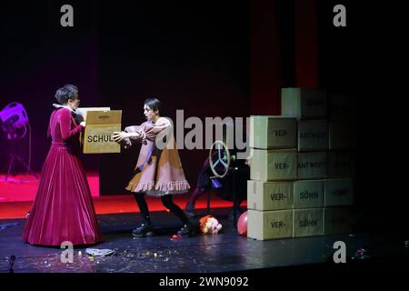 Via Jikeli als Alice und Cigdem Teke als Herzkönigin, v.l., während der Fotoprobe für das Stück Alice im Wunderland im Maxim Gorki Theater in Berlin, 29. Februar 2024. // Nach Lewis Carroll. Regie Oliver Frljic. Bühne Igor Pauska. Kostüme Jelena Miletic und Janja Valjarevic. Premiere ist am 2. März 2024. Maxim Gorki Theater Berlin Alice im Wunderland *** Via Jikeli als Alice und Cigdem Teke als Herzkönigin, von links, während der Fotoprobe für das Stück Alice im Wunderland im Maxim Gorki Theater Berlin, 29. Februar, 2024 basiert auf Lewis Carroll unter der Regie von Oliver Frljic Stockfoto