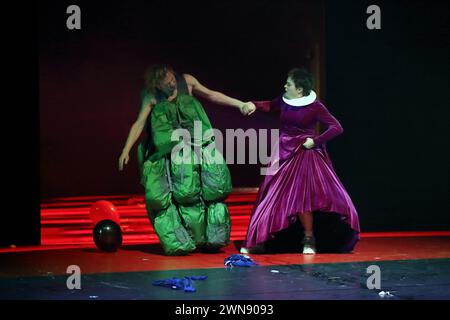 David Rothe als Raupe, Rose und Via Jikeli als Alice während der Fotoprobe für das Stück Alice im Wunderland im Maxim Gorki Theater in Berlin, 29. Februar 2024. // Nach Lewis Carroll. Regie Oliver Frljic. Bühne Igor Pauska. Kostüme Jelena Miletic und Janja Valjarevic. Premiere ist am 2. März 2024. Maxim Gorki Theater Berlin Alice im Wunderland *** David Rothe als Caterpillar, Rose und Via Jikeli als Alice während der Fotoprobe für das Stück Alice im Wunderland im Maxim Gorki Theater Berlin, 29. Februar 2024 nach Lewis Carroll Regisseur Oliver Frljic Stage Igor Pauska Kostüme Jelena M Stockfoto