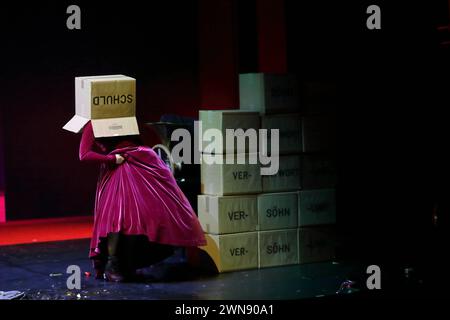 Via Jikeli als Alice während der Fotoprobe für das Stück Alice im Wunderland im Maxim Gorki Theater in Berlin, 29. Februar 2024. // Nach Lewis Carroll. Regie Oliver Frljic. Bühne Igor Pauska. Kostüme Jelena Miletic und Janja Valjarevic. Premiere ist am 2. März 2024. Maxim Gorki Theater Berlin Alice im Wunderland *** Via Jikeli als Alice während der Fotoprobe für das Stück Alice im Wunderland im Maxim Gorki Theater Berlin, 29. Februar, 2024 basierend auf Lewis Carroll unter der Regie von Oliver Frljic Set von Igor Pauska Kostüme von Jelena Miletic und Janja Valjarevic Premiere findet am 2. März 2024 M statt Stockfoto