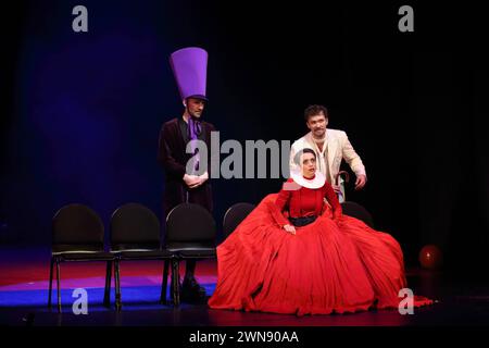 Elias Arens als Hutmacher, Cigdem Teke als Herzkönigin und Aleksandar Radenkovic als Hase, v.l., während der Fotoprobe für das Stück Alice im Wunderland im Maxim Gorki Theater in Berlin, 29. Februar 2024. // Nach Lewis Carroll. Regie Oliver Frljic. Bühne Igor Pauska. Kostüme Jelena Miletic und Janja Valjarevic. Premiere ist am 2. März 2024. Maxim Gorki Theater Berlin Alice im Wunderland *** Elias Arens als Hatter, Cigdem Teke als Herzkönigin und Aleksandar Radenkovic als Kaninchen, f l, während der Fotoprobe für das Stück Alice im Wunderland im Maxim Gorki Theater in Berlin, Februar Stockfoto