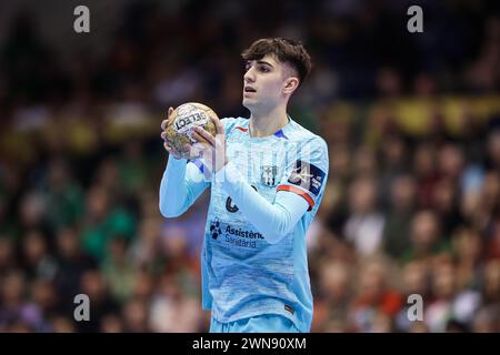 Magdeburg, Deutschland. Februar 2024. Handball: Champions League, SC Magdeburg - FC Barcelona, Gruppenphase, Gruppe B, Spieltag 13, GETEC Arena. Barcelonas Petar Cikusa Jelicic spielt den Ball. Quelle: Ronny Hartmann/dpa/Alamy Live News Stockfoto