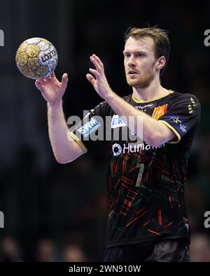 Magdeburg, Deutschland. Februar 2024. Handball: Champions League, SC Magdeburg - FC Barcelona, Gruppenphase, Gruppe B, Spieltag 13, GETEC Arena. Magdeburgs Felix Claar spielt den Ball. Quelle: Ronny Hartmann/dpa/Alamy Live News Stockfoto