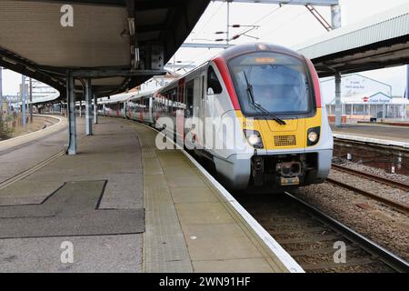 Greater Anglia Aventra Klasse 720 Nr. 720520 verlässt Harwich International Station mit 14,59 Manningtree - Harwich Town Service am 28. Februar 2024. Stockfoto