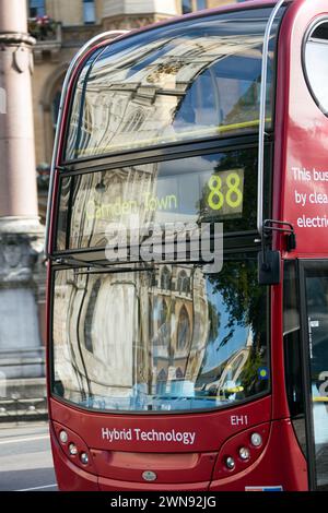 Reflexion der Westminster Abbey in einem London Bus, London, Großbritannien. Stockfoto