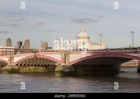 UK, London, Black Friars Bridge mit Blick auf St. Paul's Cathedral. Stockfoto