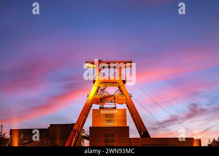 Zeche Zollverein farbiger Sonnenuntergang über dem Förderturm Schacht 12 im Industriedenkmal und UNESCO Welterbe Zeche Zollverein in Essen, Nordrhein- Stockfoto