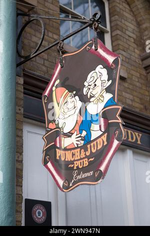 UK, London, Punch & Judy Pub Schild. Stockfoto