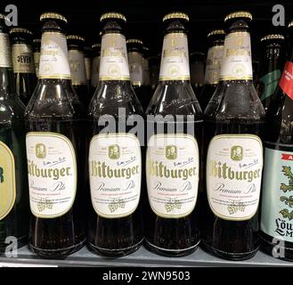 Bayern, Deutschland 01. März 2024: Hier der Blick im Supermarkt, Discounter Bitburger Flaschen, Bier, Glasflasche, Premium Pils *** Bayern, Deutschland 01 März 2024 hier der Blick im Supermarkt, Discounter Bitburger Flaschen, Bier, Glasflasche, Premium Pilsner Stockfoto