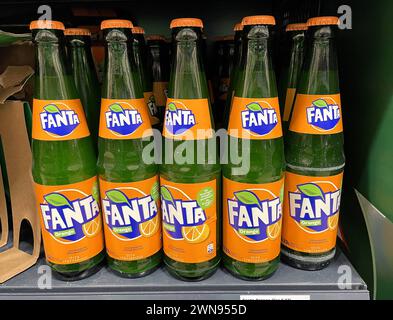 Bayern, Deutschland 01. März 2024: Hier der Blick im Supermarkt, Discounter Fanta, Orange, Glasflaschen, Erfrischungsgetränk *** Bavaria, Deutschland 01 März 2024 hier ist die Aussicht im Supermarkt, Discounter Fanta, Orange, Glasflaschen, Softdrink Stockfoto