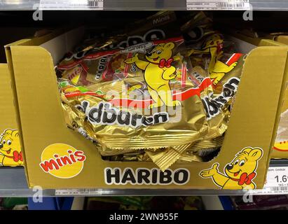 Bayern, Deutschland 01. März 2024: Hier der Blick im Supermarkt, Discounter Haribo Goldbären, Süssigkeiten, Minis *** Bayern, Deutschland 01. März 2024 hier ist der Blick im Supermarkt, Discounter Haribo Goldbären, Süßigkeiten, Minis Stockfoto