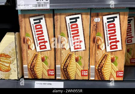 Bayern, Deutschland 01. März 2024: Hier der Blick im Supermarkt, Discounter auf Hanuta Schnitten, Haselnuss-Schnitte, Süssigkeiten *** Bayern, Deutschland 01. März 2024 hier ist der Blick im Supermarkt, Discounter auf Hanuta-Scheiben, Haselnussscheiben, Süßigkeiten Stockfoto