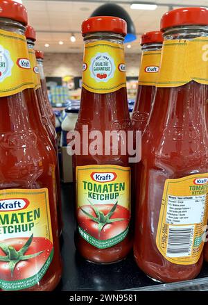 Bayern, Deutschland 01. März 2024: Hier der Blick im Supermarkt, Discounter Kraft Tomaten Ketchup, Glasflasche *** Bayern, Deutschland 01. März 2024 hier ist der Blick im Supermarkt, Discounter Kraft Tomaten Ketchup, Glasflasche Stockfoto