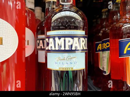 Bayern, Deutschland 01. März 2024: Hier der Blick im Supermarkt, Discounter eine Flasche Campari, Alkohol *** Bayern, Deutschland 01 März 2024 hier der Blick im Supermarkt, Discounter eine Flasche Campari, Alkohol Stockfoto