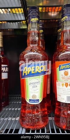 Bayern, Deutschland 01. März 2024: Hier der Blick im Supermarkt, Discounter eine Flasche Aperol, Alkohol, Mixgetränk *** Bayern, Deutschland 01 März 2024 hier der Blick im Supermarkt, Discounter eine Flasche Aperol, Alkohol, Mischgetränk Stockfoto