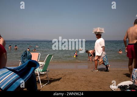 Urlauber und Menschen, die Essen am Strand verkaufen vouliagmeni athen riviera griechenland Stockfoto