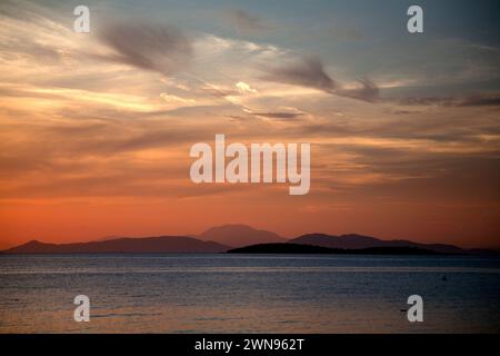 Rote Wolken bei Sonnenuntergang vouliameni athens Riveria athen griechenland Stockfoto