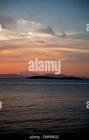 Rote Wolken bei Sonnenuntergang vouliameni athens Riveria athen griechenland Stockfoto