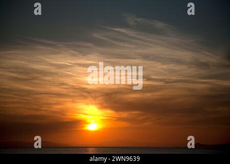 Rote Wolken bei Sonnenuntergang vouliameni athens Riveria athen griechenland Stockfoto