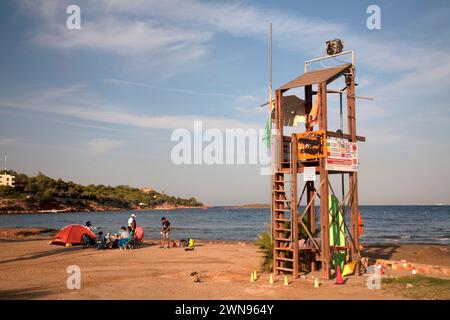 Rettungsschwimmerturm am Strand von kavouri vouliagmeni athen riviera athen griechenland Stockfoto