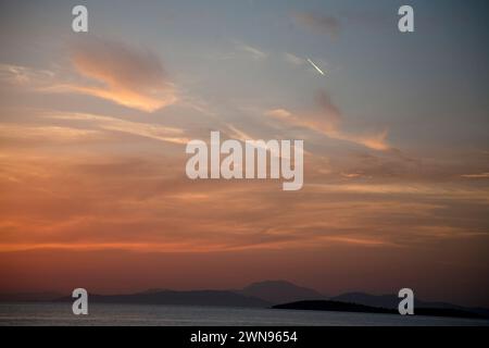 Rote Wolken bei Sonnenuntergang vouliameni athens Riveria athen griechenland Stockfoto