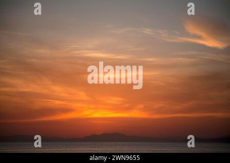 Rote Wolken bei Sonnenuntergang vouliameni athens Riveria athen griechenland Stockfoto