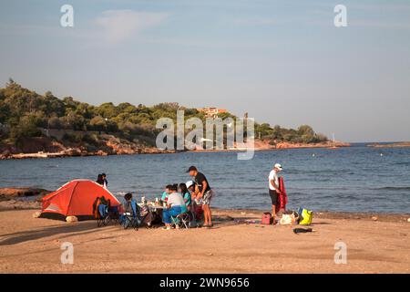 Zelt und Familie am Strand von kavouri vouliagmeni athen riviera athen griechenland Stockfoto