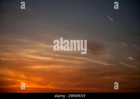 Rote Wolken bei Sonnenuntergang vouliameni athens Riveria athen griechenland Stockfoto