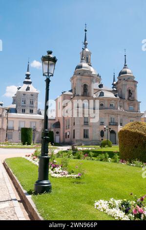 Stiftskirche und Königspalast. La Granja de San Ildefonso, Provinz Segovia, Castilla Leon, Spanien. Stockfoto