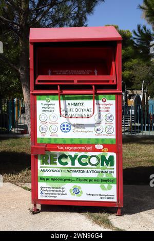 Vouliagmeni Athen Griechenland Thiseos Street Recycom Recyclingbehälter für Kleidung Stockfoto