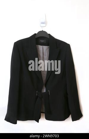 Blazer-Jacke für Damen mit Bindeband vorne und silbernem Futter Stockfoto