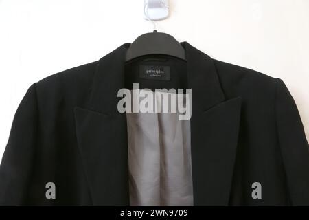 Blazer-Jacke für Damen mit Bindeband vorne und silbernem Futter Stockfoto