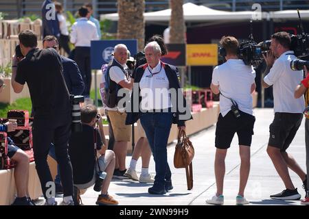 Sakhir, Bahrain. März 2024. Motorsport: Formel-1-Weltmeisterschaft, Großer Preis Von Bahrain. Helmut Marko (M), Head of Motorsport bei Oracle Red Bull Racing, spaziert durch das Fahrerlager. Quelle: Hasan Bratic/dpa/Alamy Live News Stockfoto