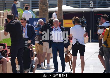 Sakhir, Bahrain. März 2024. Motorsport: Formel-1-Weltmeisterschaft, Großer Preis Von Bahrain. Helmut Marko (M), Head of Motorsport bei Oracle Red Bull Racing, spaziert durch das Fahrerlager. Quelle: Hasan Bratic/dpa/Alamy Live News Stockfoto