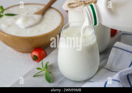 Glas Tasse türkisches traditionelles Getränk Ayran, Kefir oder Buttermilch aus Joghurt, gesundes Essen Stockfoto