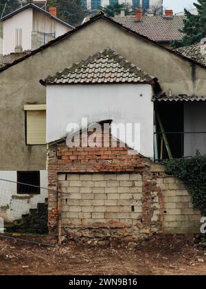 Verfall über. Zerstörungsschichten auf alten Häuserdächern. Stockfoto