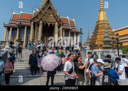 Bangkok, Thailand. März 2024. Touristen gesehen, die den Tempel des Smaragdbuddhas in Bangkok besuchten. Thailand und China haben vereinbart, die Visumpflicht für die Nationen der anderen Länder aufzuheben, die am 1. März 2024 wirksam werden und den Tourismus und die Wirtschaft zwischen den beiden Ländern fördern sollen. (Foto: Peerapon Boonyakiat/SOPA Images/SIPA USA) Credit: SIPA USA/Alamy Live News Stockfoto